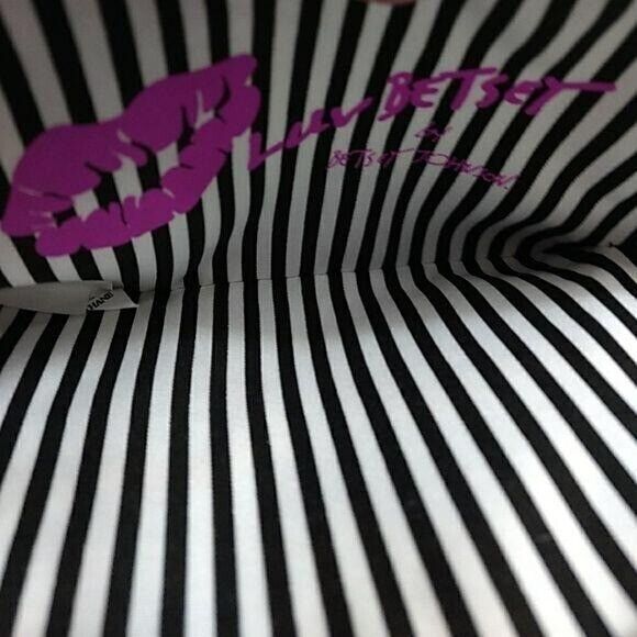 ***Final Sale*** Betsey Johnson cream kitty with hearts wristlet - Picture 3 of 4